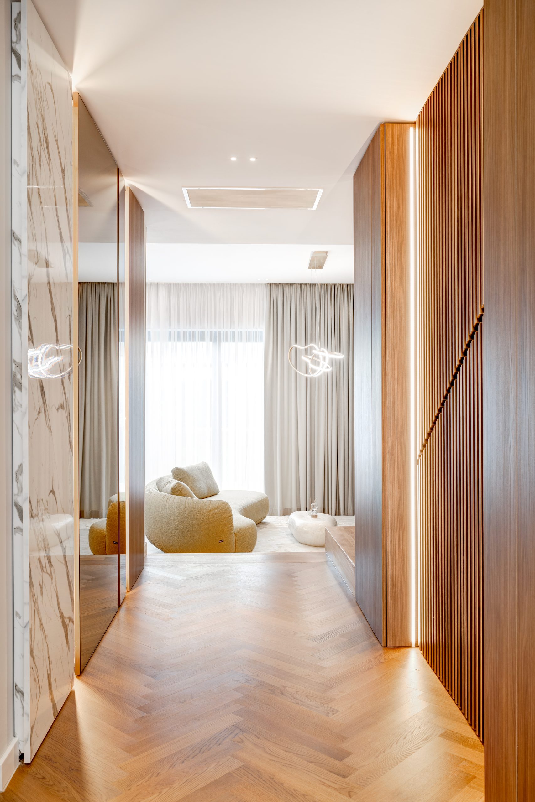 Living luminos într-o casă Nusco